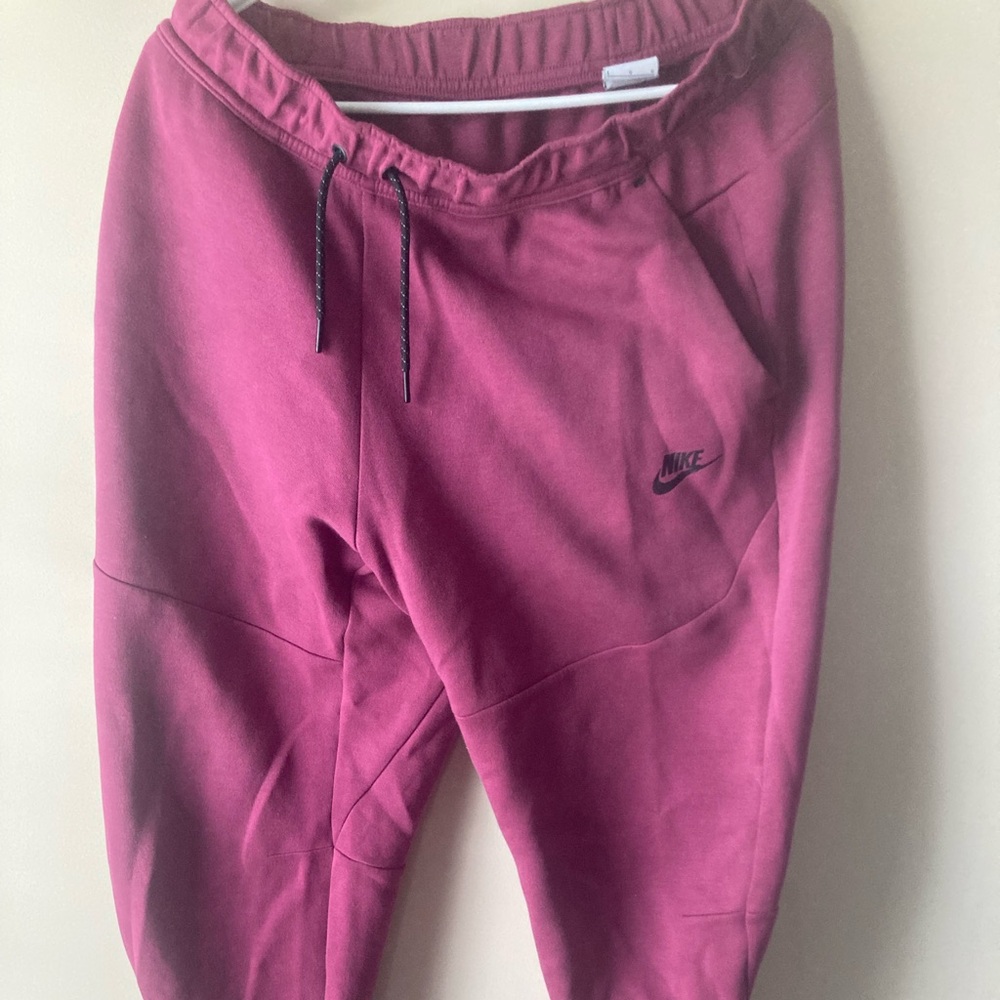 Comfy red and black Nike sweats and joggers!!